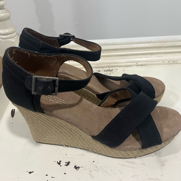 Pre owned Toms Wedge Heel Sandal / black and tan - Size 10
Ankle strap - Picture 6 of 7